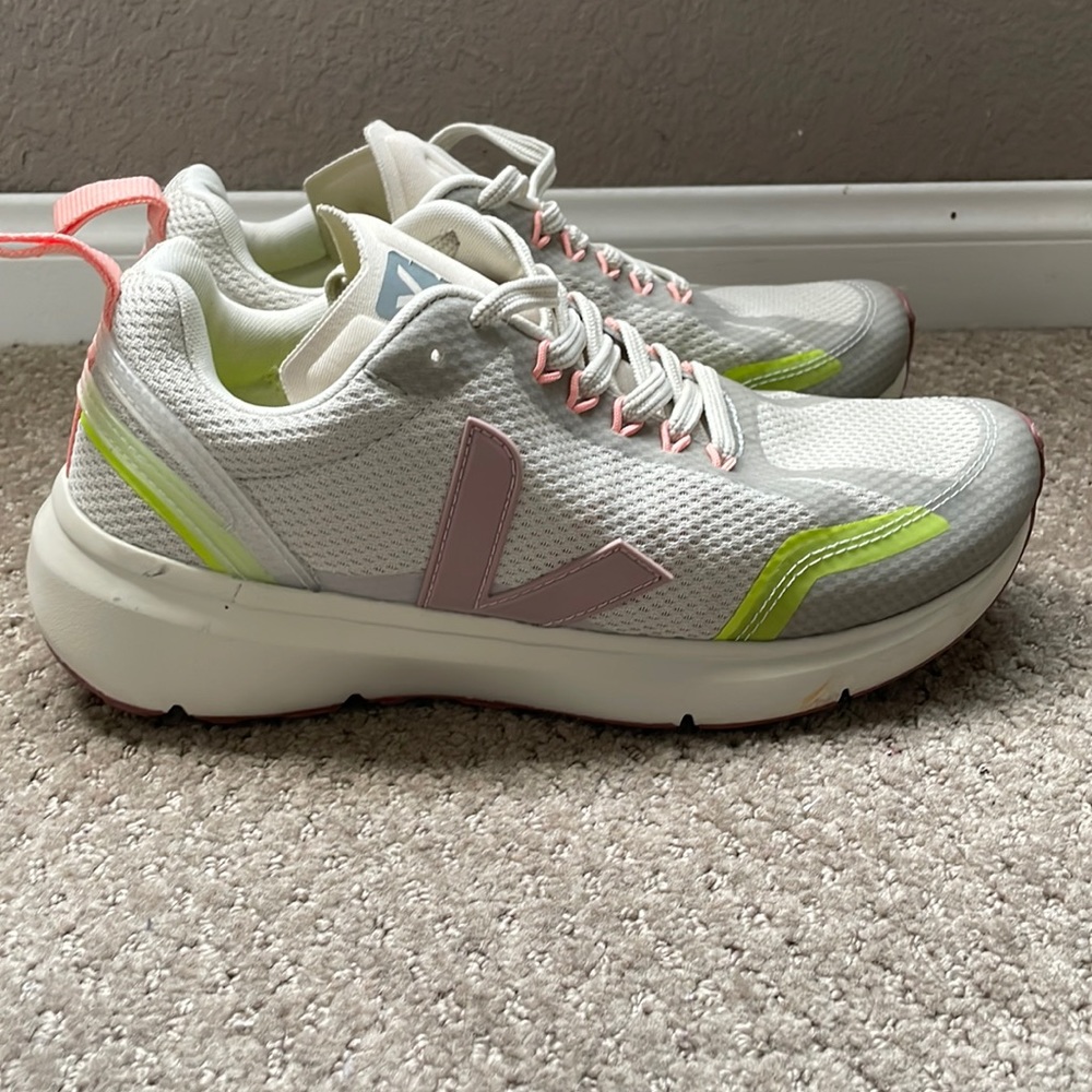 Veja women’s sneakers size 8 (39) NWOT